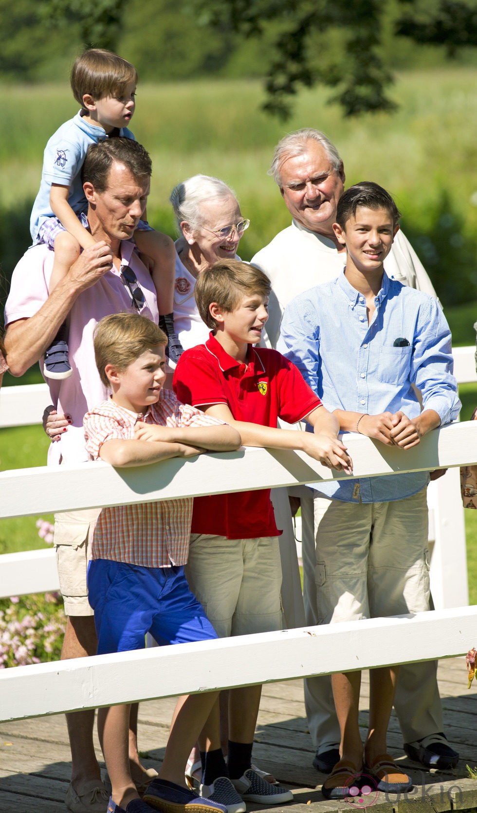 Margarita y Enrique de Dinamarca con su hijo Joaquín y sus nietos varones en su posado de verano 2014