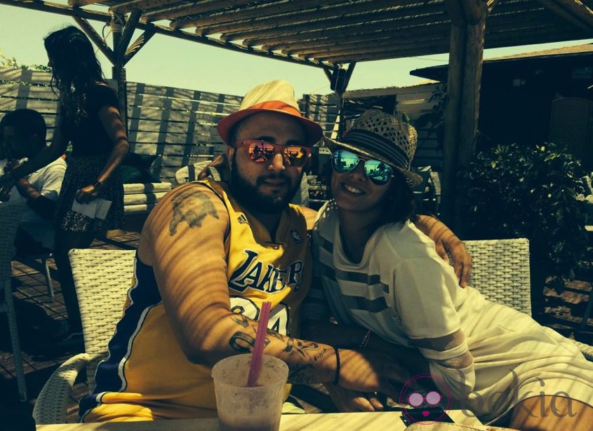 Kiko Rivera y su novia Irene Rosales tomando algo en una terraza