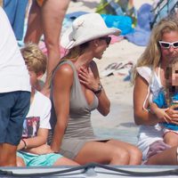 Mónica Pont y Arantxa Sánchez Vicario en una lancha en Formentera