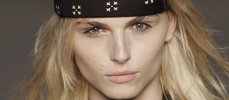 Primer plano de Andrej Pejic en Fashion Rio 2011