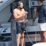 Leonardo DiCaprio dándose una ducha tras un chapuzón en Saint Tropez