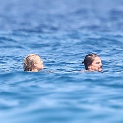 Leonardo DiCaprio y Toni Garrn dándose un chapuzón en Saint Tropez