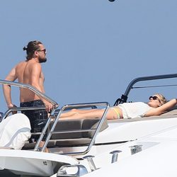 Leonardo DiCaprio y Toni Garrn tomando el sol en un yate en Saint Tropez