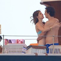 Alex Dellal y Elisa Sednaoui en Ibiza