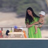 Tatiana Santo Domingo con su hijo Sasha en Ibiza