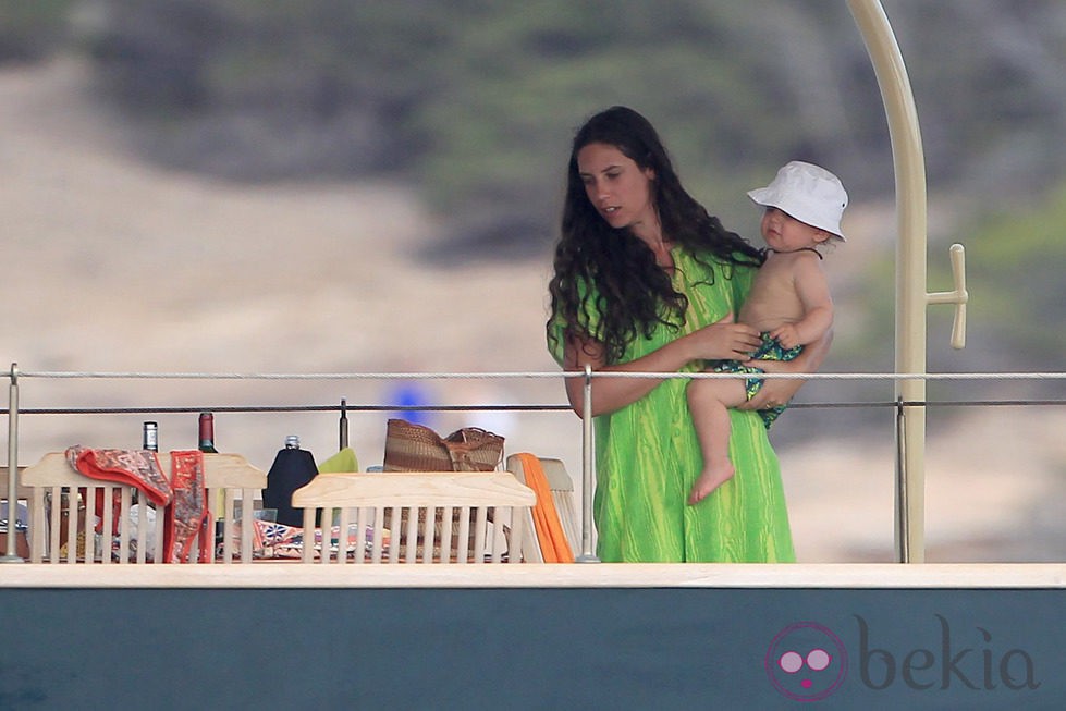 Tatiana Santo Domingo con su hijo Sasha en Ibiza