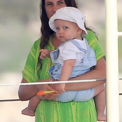 Tatiana Santo Domingo con su hijo Sasha en brazos en Ibiza