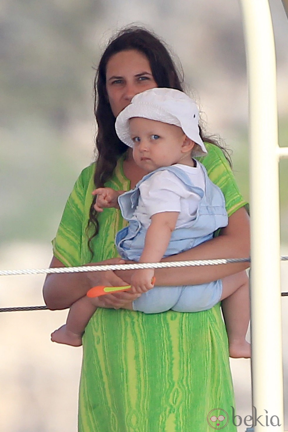 Tatiana Santo Domingo con su hijo Sasha en brazos en Ibiza