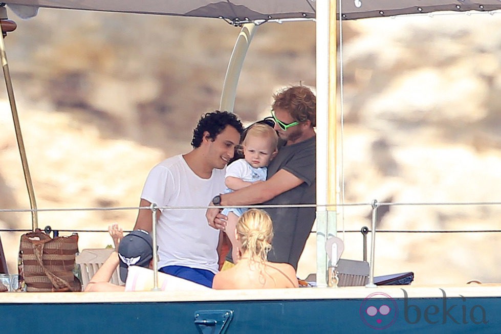 Alex Dellal y Andrea Casiraghi con su hijo Sasha en Ibiza