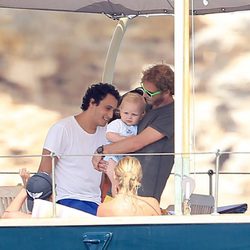 Alex Dellal y Andrea Casiraghi con su hijo Sasha en Ibiza