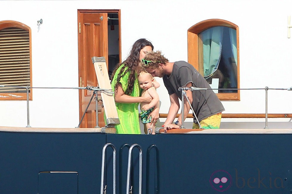 Andrea Casiraghi y Tatiana Santo Domingo con su hijo Sasha en Ibiza