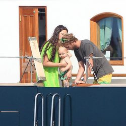 Andrea Casiraghi y Tatiana Santo Domingo con su hijo Sasha en Ibiza