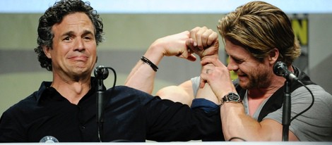 Mark Ruffalo y Chris Hemsworth presentando 'Los Vengadores: La era de Ultrón' en la Comic Con 2014