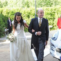 El ministro de economía Luis de Guindos acompañando a su hija Belén de Guindos al altar