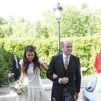 El ministro de economía Luis de Guindos acompañando a su hija Belén de Guindos al altar