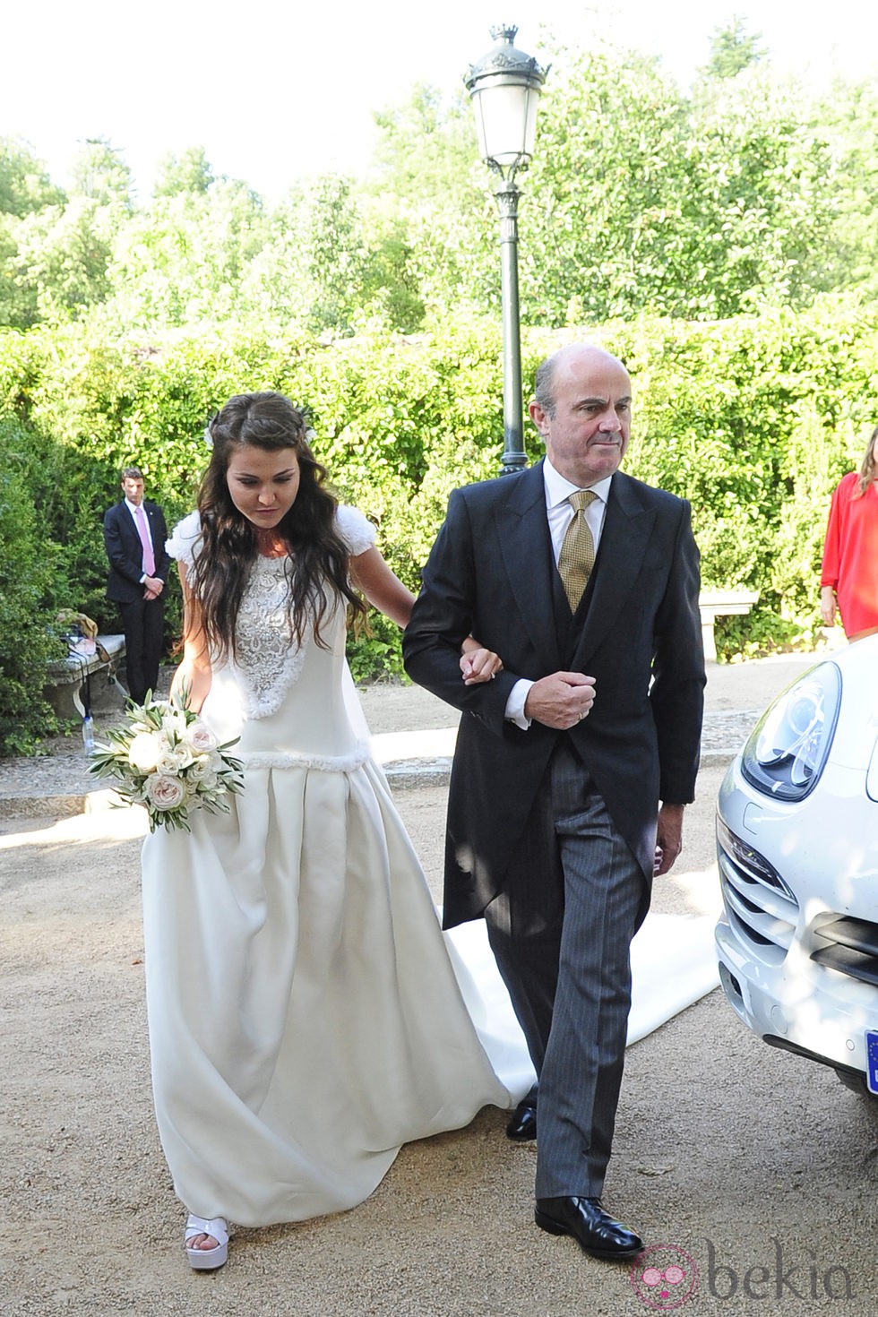 El ministro de economía Luis de Guindos acompañando a su hija Belén de Guindos al altar