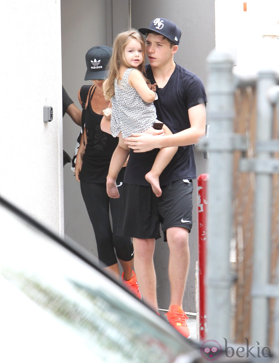 Brooklyn Beckham coge en brazos a su hermana Harper en Soul Cycle de Santa Mónica