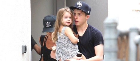 Brooklyn Beckham coge en brazos a su hermana Harper en Soul Cycle de Santa Mónica