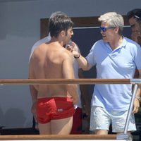 David Bustamante charlando con Espartaco y Pepín Liria a bordo de un barco en Ibiza