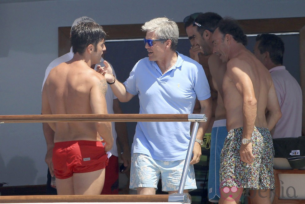 David Bustamante charlando con Espartaco y Pepín Liria a bordo de un barco en Ibiza