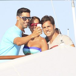 Paula Echevarría y David Bustamante se hacen un selfie con un amigo en Ibiza