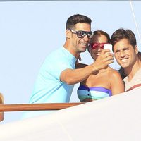 Paula Echevarría y David Bustamante se hacen un selfie con un amigo en Ibiza