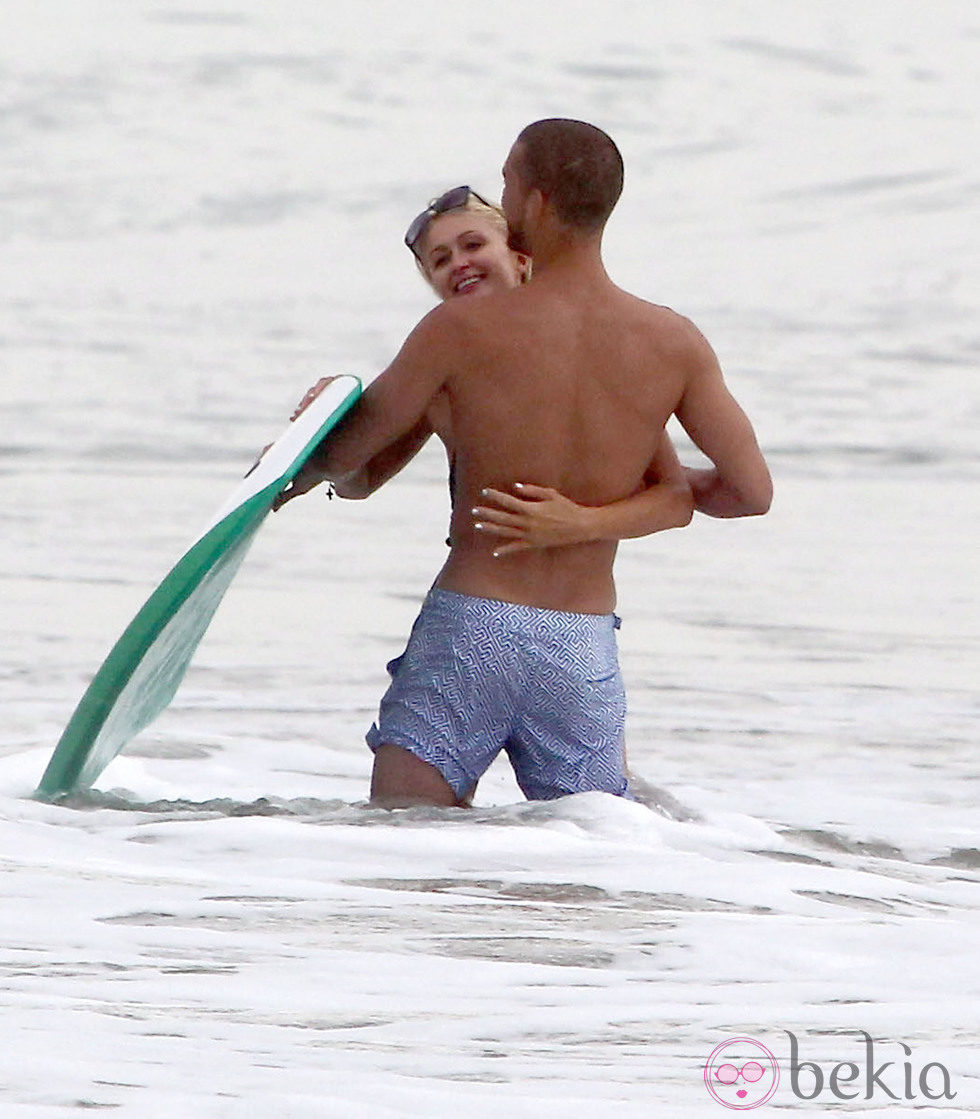 Paris Hilton abraza a su amigo en la playa de Malibú