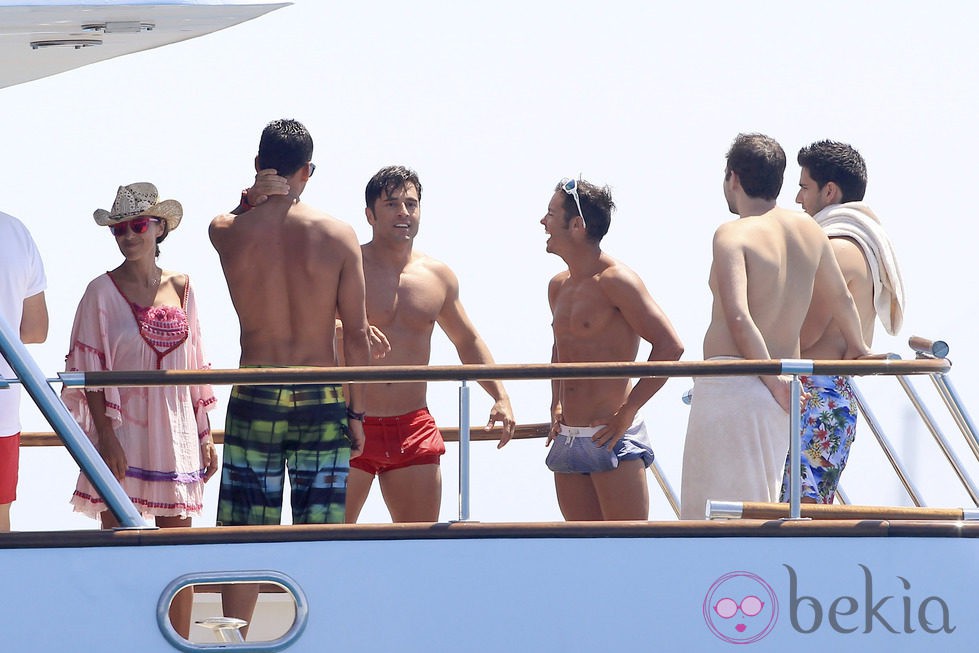 Paula Echevarría y David Bustamante con unos amigos en un barco en Ibiza