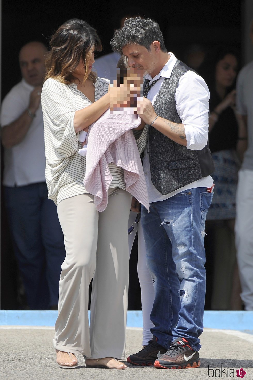 Alejandro Sanz y Raquel Perera miran a su hija Alma en su presentación