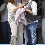 Alejandro Sanz y Raquel Perera miran a su hija Alma en su presentación