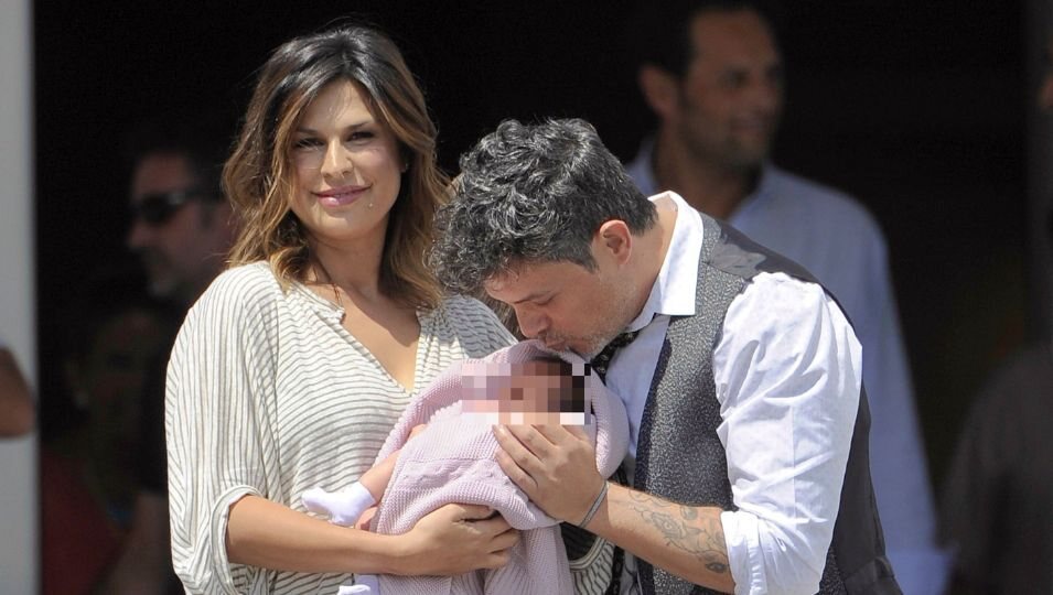 Alejandro Sanz besa a su hija Alma junto a Raquel Perera en la presentación del bebé