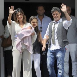 Alejandro Sanz y Raquel Perera saludan en la presentación de su hija Alma