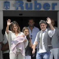 Alejandro Sanz y Raquel Perera saludan en la presentación de su hija Alma