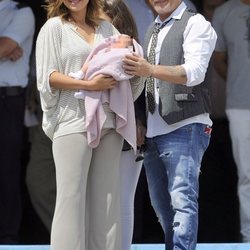 Alejandro Sanz y Raquel Perera presentan a su hija Alma