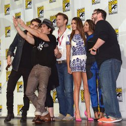 Paul Wesley, Ian Somerhalder, Matthew Davis, Nina Dobrev, Kat Graham y Damian Holbrook en la Comic-Con 2014