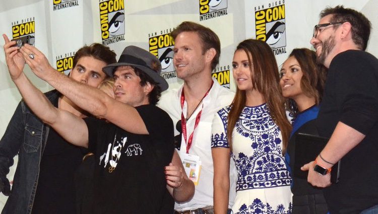 Paul Wesley, Ian Somerhalder, Matthew Davis, Nina Dobrev, Kat Graham y Damian Holbrook en la Comic-Con 2014