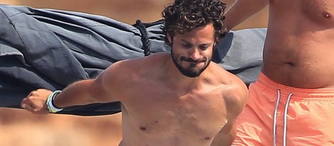 Carlos Felipe de Suecia a punto de tirarse al mar en Ibiza