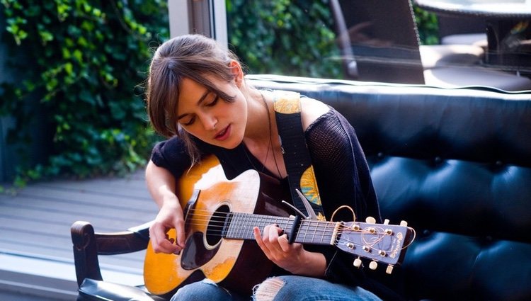 Keira Knightley mostrando su faceta musical en 'Begin Again'