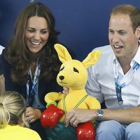 Los Duques de Cambridge con el canguro-mascota de Australia en los Juegos de la Commonwealth 2014