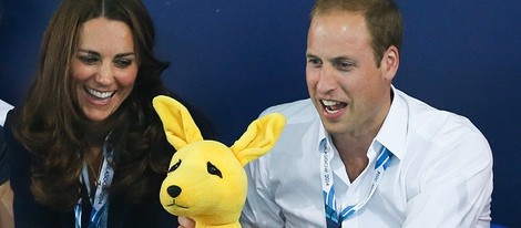 Los Duques de Cambridge con el canguro-mascota de Australia en los Juegos de la Commonwealth 2014