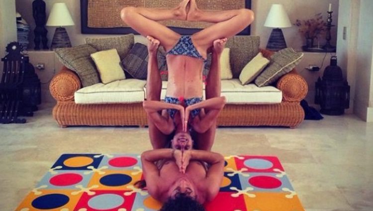 Carles Puyol y Vanesa Lorenzo practican yoga en pareja