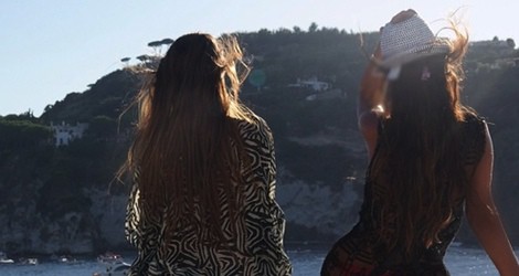 Antonella Roccuzzo y Daniella Semaan mirando al mar desde un barco