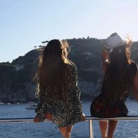 Antonella Roccuzzo y Daniella Semaan mirando al mar desde un barco