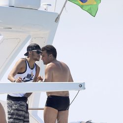 Neymar asomado en su barco en Ibiza