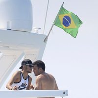 Neymar asomado en su barco en Ibiza