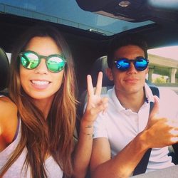 Marc Bartra se despide de Melissa Jimenez antes de comenzar la pretemporada