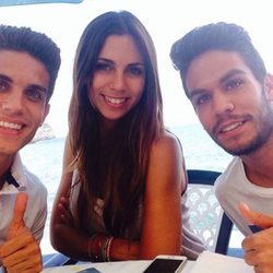 Marc Bartra con Melissa Jiménez y su hermano Eric Bartra