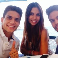 Marc Bartra con Melissa Jiménez y su hermano Eric Bartra