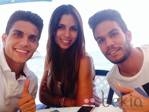 Marc Bartra con Melissa Jiménez y su hermano Eric Bartra