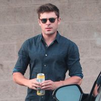 Zac Efron pasea por las calles de Los Angeles